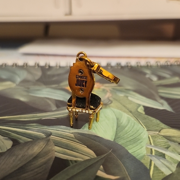 Elegant Black and Gold Chair Charm - Picture 3 of 4